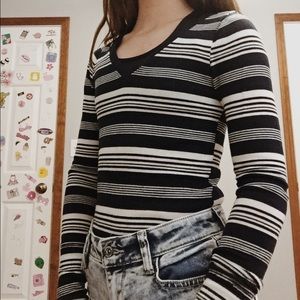 ✨V-neck stripe top✨